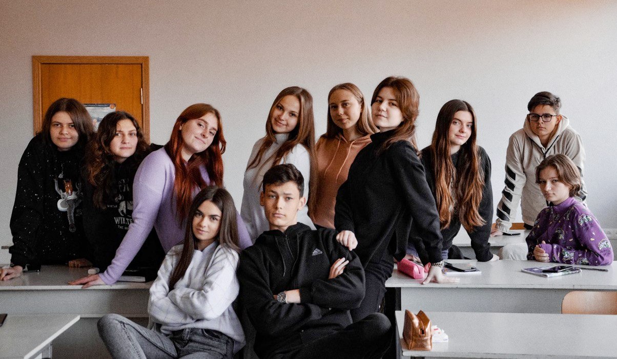 Група журналістів, у якій навчається Діана